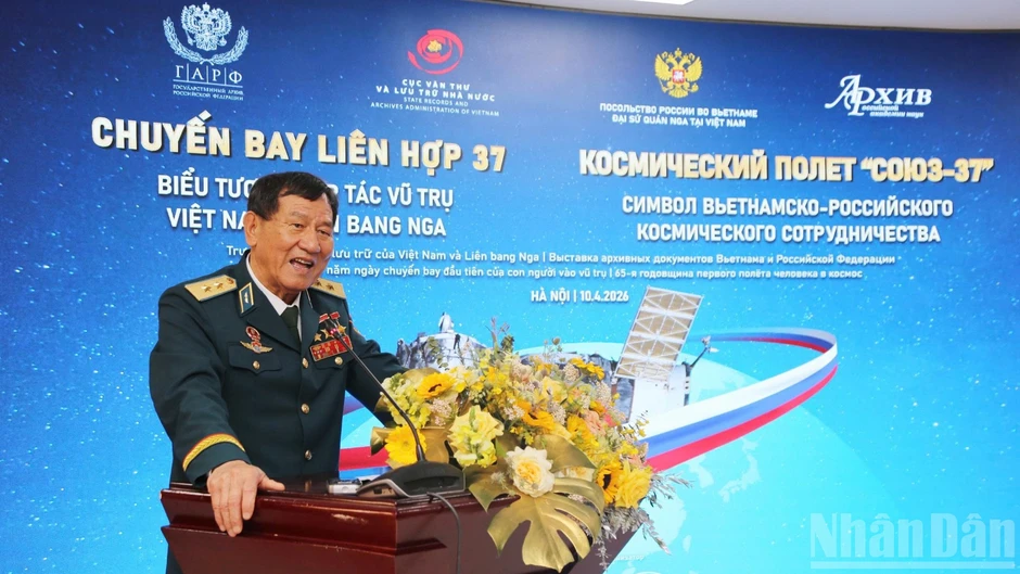 Phi hành gia Nga từ trạm vũ trụ ISS gửi lời chúc tới Thủ đô Hà Nội Phi hành gia Nga từ trạm vũ trụ ISS gửi lời chúc tới Thủ đô Hà Nội