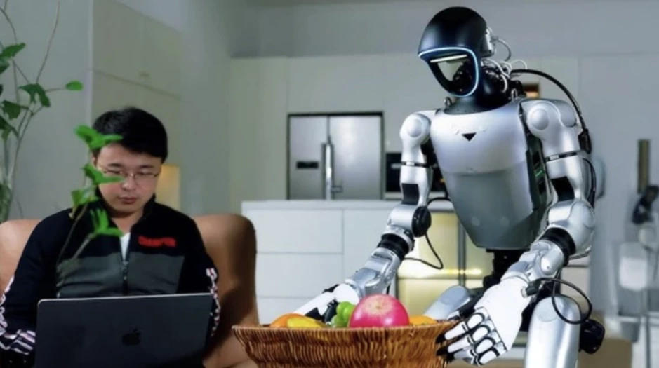 Robot hình người loay hoay đi từ sân khấu đến đời thực