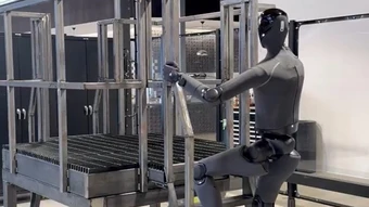 Robot hình người tự trèo thang