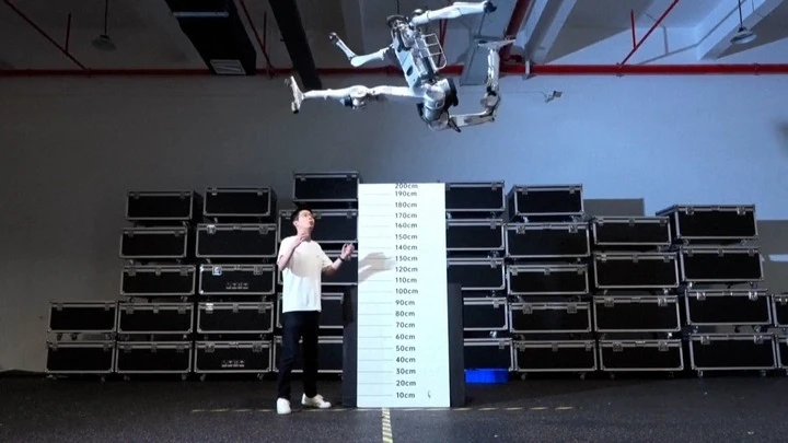 Robot Trung Quốc nhảy cao 2 mét, chạy nhanh hơn Usain Bolt Robot Trung Quốc nhảy cao 2 mét, chạy nhanh hơn Usain Bolt