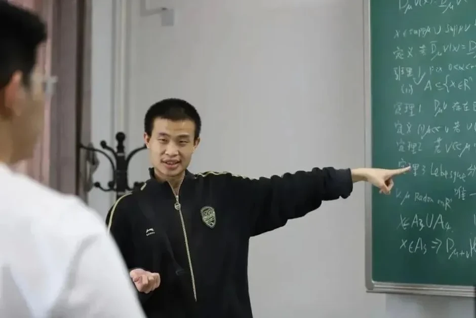 Sách của nhà toán học Vi Thần cháy hàng Sách của nhà toán học Vi Thần cháy hàng