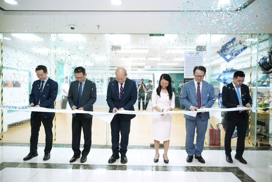 Sinh viên Việt Nam tiếp cận phòng lab AI, robot đầu tiên ở Đông Nam Á của tập đoàn chip hàng đầu thế giới Sinh viên Việt Nam tiếp cận phòng lab AI, robot đầu tiên ở Đông Nam Á của tập đoàn chip hàng đầu thế giới