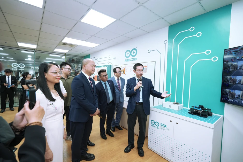 Sinh viên Việt Nam tiếp cận phòng lab AI, robot đầu tiên ở Đông Nam Á của tập đoàn chip hàng đầu thế giới Sinh viên Việt Nam tiếp cận phòng lab AI, robot đầu tiên ở Đông Nam Á của tập đoàn chip hàng đầu thế giới