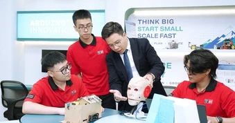 Sinh viên Việt Nam tiếp cận phòng lab AI, robot đầu tiên ở Đông Nam Á của tập đoàn chip hàng đầu thế giới