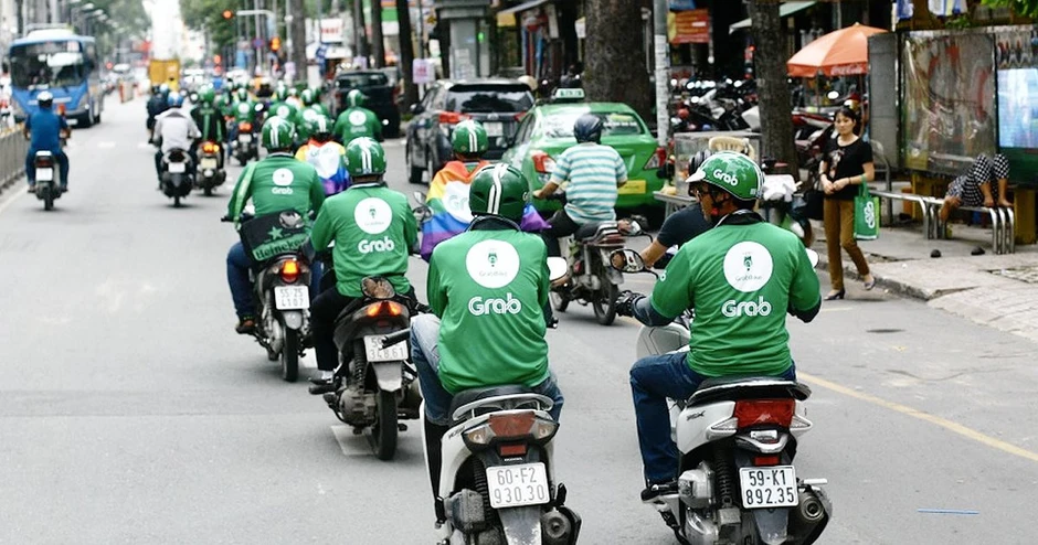 Sống trong ảo mộng tự do, tài xế Grab bị “còng tay” vào xe máy 16 tiếng/ngày: Bán phẩm giá để đổi lấy cái vote 5 sao