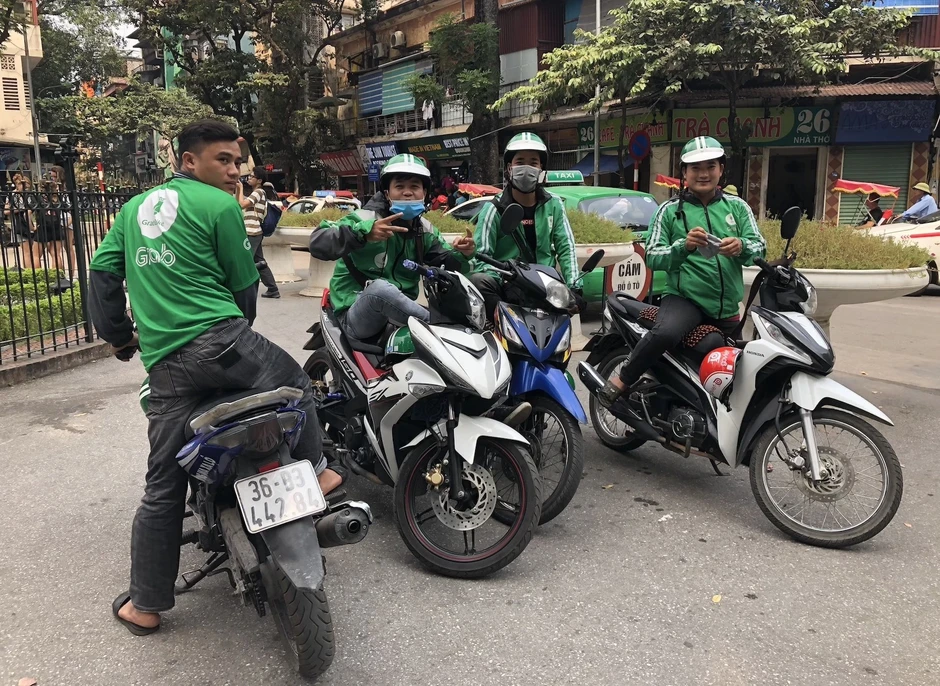 Sống trong ảo mộng tự do, tài xế Grab bị “còng tay” vào xe máy 16 tiếng/ngày: Bán phẩm giá để đổi lấy cái vote 5 sao