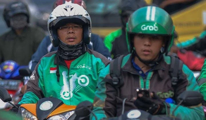 Sống trong ảo mộng tự do, tài xế Grab bị “còng tay” vào xe máy 16 tiếng/ngày: Bán phẩm giá để đổi lấy cái vote 5 sao