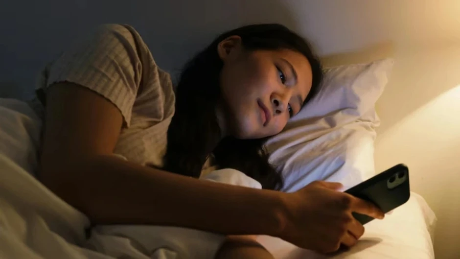 Sử dụng điện thoại trước khi ngủ nguy hiểm hơn nhiều người dùng nghĩ Sử dụng điện thoại trước khi ngủ nguy hiểm hơn nhiều người dùng nghĩ