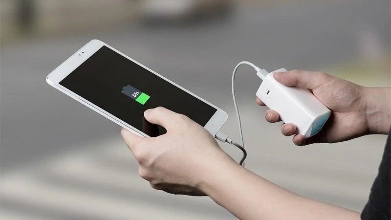 Tác hại không ngờ từ việc dùng sạc dự phòng sai cách Tác hại không ngờ từ việc dùng sạc dự phòng sai cách