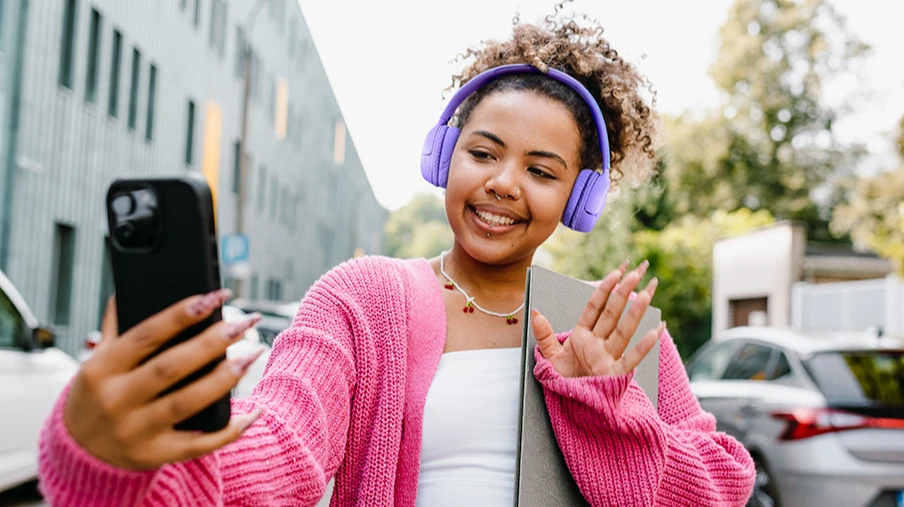 Tai nghe on-ear trở lại: Đeo thế nào để vừa đẹp vừa không đau tai, cấn kính? Tai nghe on-ear trở lại: Đeo thế nào để vừa đẹp vừa không đau tai, cấn kính?