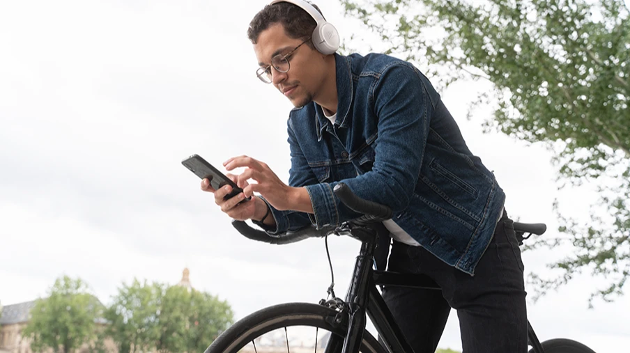 Tai nghe on-ear trở lại: Đeo thế nào để vừa đẹp vừa không đau tai, cấn kính? Tai nghe on-ear trở lại: Đeo thế nào để vừa đẹp vừa không đau tai, cấn kính?