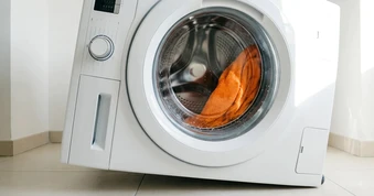 Tại sao chỉ giặt một chiếc khăn lại làm rung chuyển máy giặt của bạn, trong khi giặt đầy lồng lại quay rất êm?