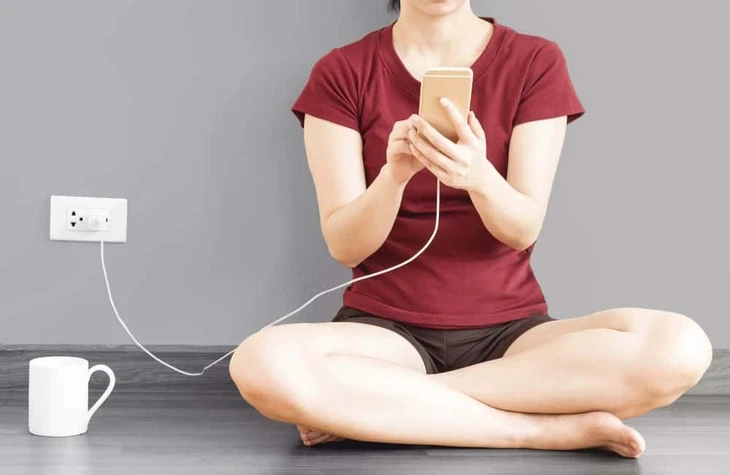 Tê tay khi dùng điện thoại đang sạc: Hiện tượng bình thường hay nguy hiểm? Tê tay khi dùng điện thoại đang sạc: Hiện tượng bình thường hay nguy hiểm?