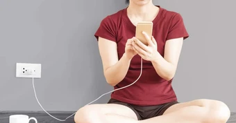 Tê tay khi dùng điện thoại đang sạc: Hiện tượng bình thường hay nguy hiểm?