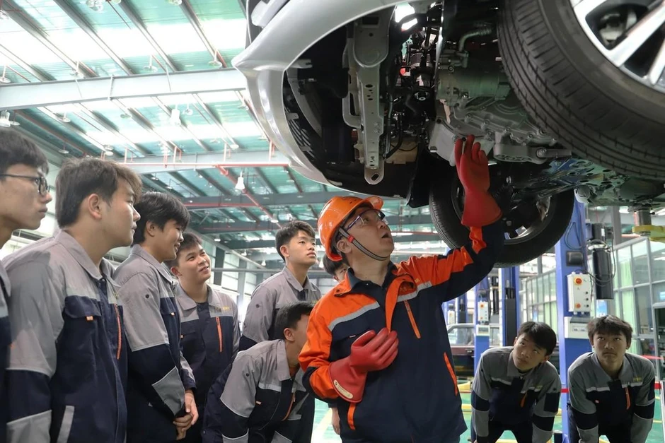 Thợ sửa xe Nga nói về xe Trung Quốc: không có tài liệu sửa, vì họ vốn không định cho ai sửa Thợ sửa xe Nga nói về xe Trung Quốc: không có tài liệu sửa, vì họ vốn không định cho ai sửa