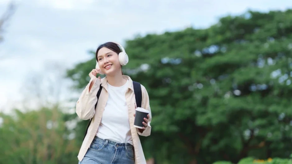 Thói quen đeo tai nghe khi đi bộ tưởng vô hại lại tiềm ẩn rủi ro khó ngờ Thói quen đeo tai nghe khi đi bộ tưởng vô hại lại tiềm ẩn rủi ro khó ngờ