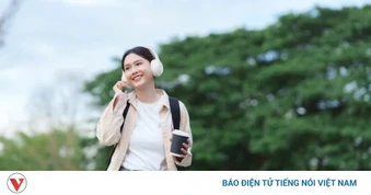 Thói quen đeo tai nghe khi đi bộ tưởng vô hại lại tiềm ẩn rủi ro khó ngờ