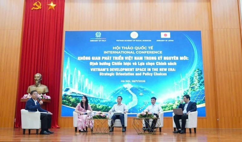Tiến sĩ Nguyễn Đình Chúc: Mở rộng không gian phát triển tạo động lực mạnh mẽ cho nền kinh tế Việt Nam Tiến sĩ Nguyễn Đình Chúc: Mở rộng không gian phát triển tạo động lực mạnh mẽ cho nền kinh tế Việt Nam