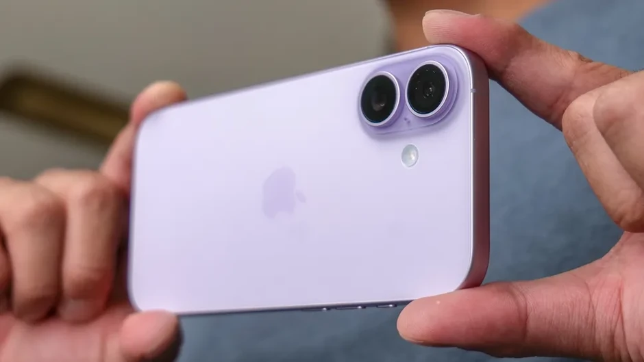 Tôi "hạ cấp" từ iPhone 15 Pro Max xuống chiếc iPhone "rẻ tiền" này và cái kết bất ngờ: Dùng thích hơn hẳn