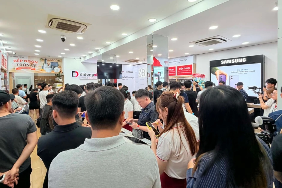 Trắng đêm chờ giao hàng Samsung Galaxy Z Fold 8 Ultra, Z Fold 8 và Z Flip 8 Trắng đêm chờ giao hàng Samsung Galaxy Z Fold 8 Ultra, Z Fold 8 và Z Flip 8
