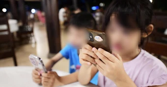 Trẻ em 'ngập' trong mạng xã hội: Cha mẹ buông tay hay bất lực?
