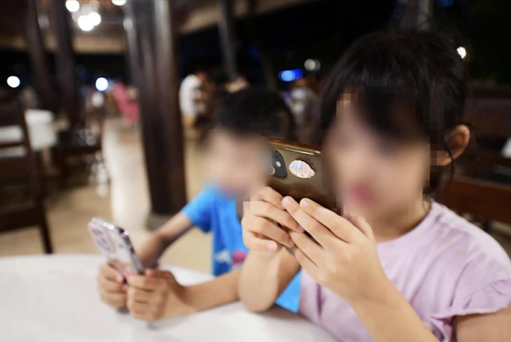Trẻ em 'ngập' trong mạng xã hội: Cha mẹ buông tay hay bất lực? Trẻ em 'ngập' trong mạng xã hội: Cha mẹ buông tay hay bất lực?
