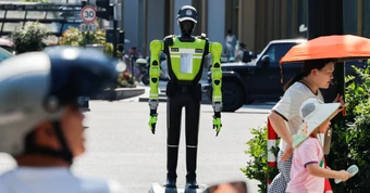 Trung Quốc đưa robot cảnh sát xuống đường: không trang bị súng, không có quyền bắt giữ, chỉ điều tiết giao thông