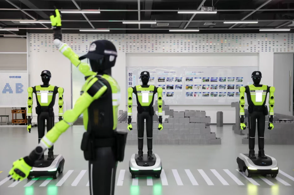 Trung Quốc đưa robot cảnh sát xuống đường: không trang bị súng, không có quyền bắt giữ, chỉ điều tiết giao thông Trung Quốc đưa robot cảnh sát xuống đường: không trang bị súng, không có quyền bắt giữ, chỉ điều tiết giao thông