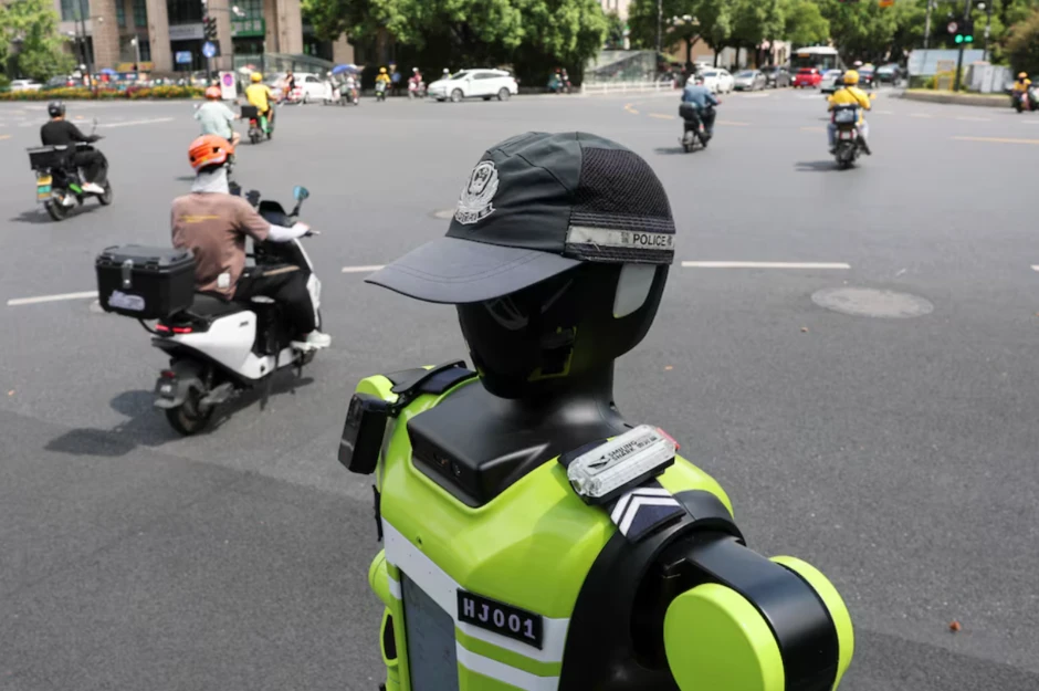 Trung Quốc đưa robot cảnh sát xuống đường: không trang bị súng, không có quyền bắt giữ, chỉ điều tiết giao thông Trung Quốc đưa robot cảnh sát xuống đường: không trang bị súng, không có quyền bắt giữ, chỉ điều tiết giao thông