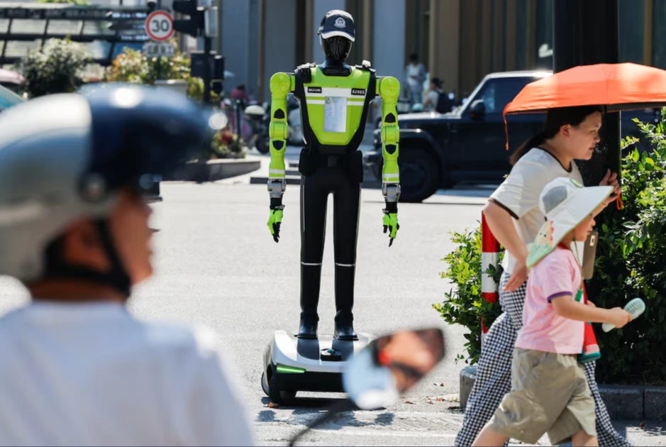 Trung Quốc đưa robot cảnh sát xuống đường: không trang bị súng, không có quyền bắt giữ, chỉ điều tiết giao thông Trung Quốc đưa robot cảnh sát xuống đường: không trang bị súng, không có quyền bắt giữ, chỉ điều tiết giao thông