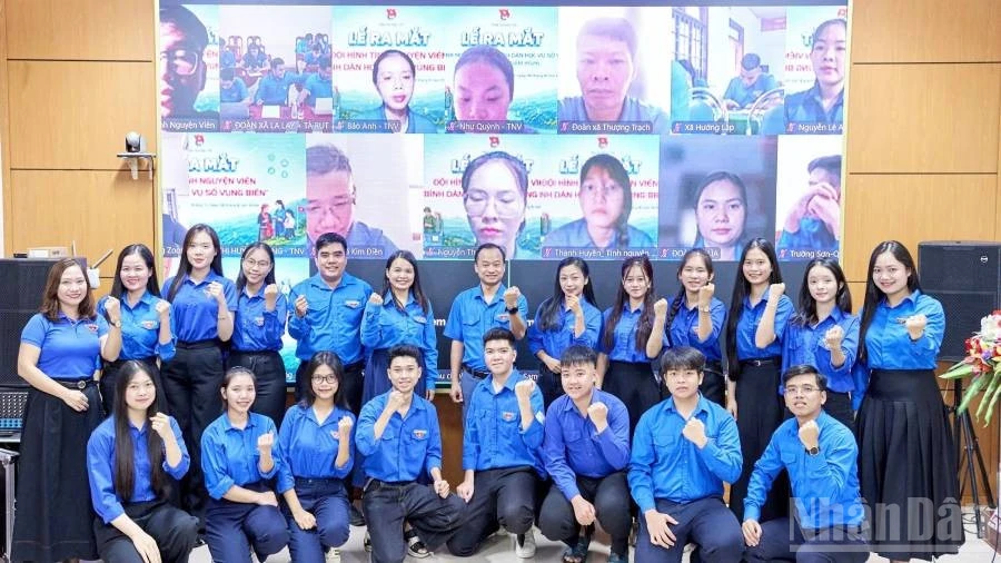 Tuổi trẻ Quảng Trị ra mắt đội hình tình nguyện viên “Bình dân học vụ số vùng biên” Tuổi trẻ Quảng Trị ra mắt đội hình tình nguyện viên “Bình dân học vụ số vùng biên”