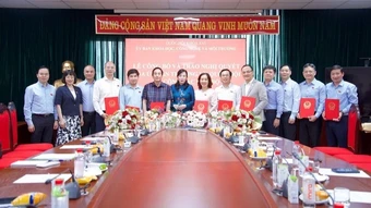 Ủy ban Khoa học, Công nghệ và Môi trường công bố và trao Nghị quyết về công tác cán bộ