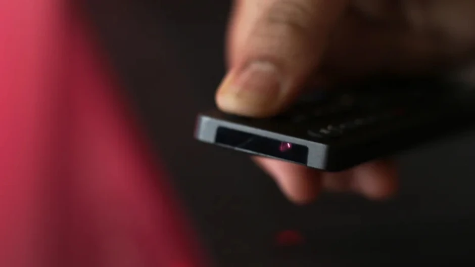 Vì sao các hãng TV chưa khai tử điều khiển hồng ngoại dù đã có Bluetooth? Vì sao các hãng TV chưa khai tử điều khiển hồng ngoại dù đã có Bluetooth?