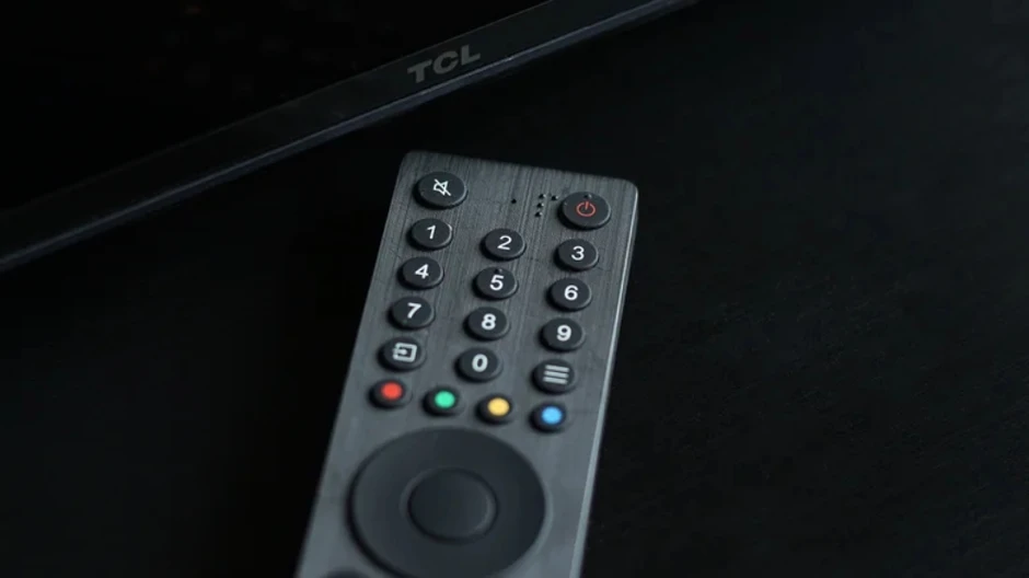 Vì sao các hãng TV chưa khai tử điều khiển hồng ngoại dù đã có Bluetooth? Vì sao các hãng TV chưa khai tử điều khiển hồng ngoại dù đã có Bluetooth?