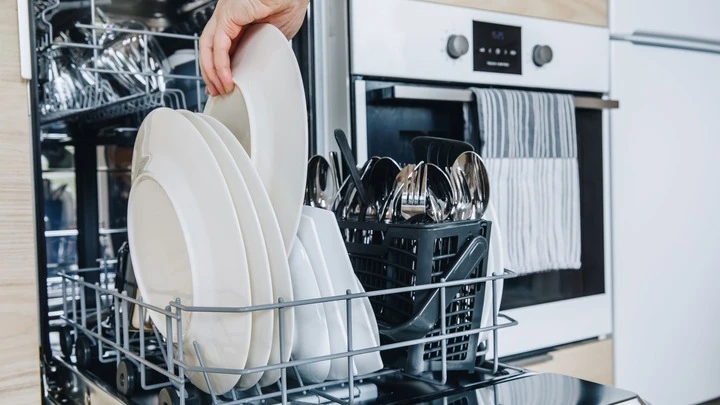 Vì sao máy giặt có cửa kính còn máy rửa bát thì không?