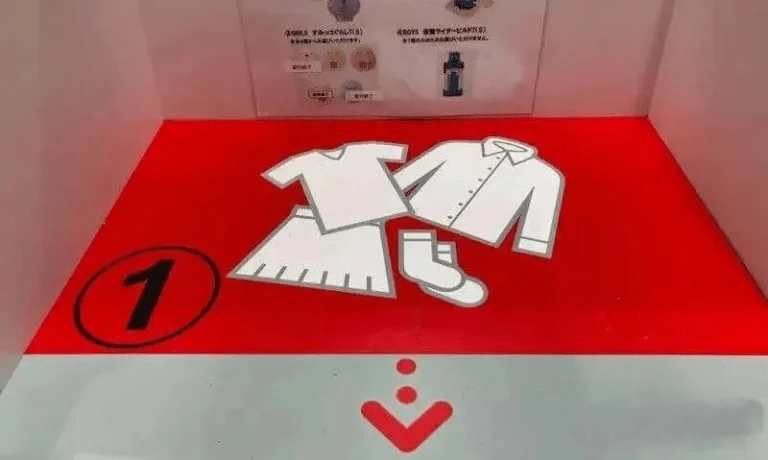 Vì sao "cầm nhầm" quần áo ra ngoài cửa hàng Uniqlo là còi hú inh tai, báo hiệu bạn ăn trộm? Vì sao "cầm nhầm" quần áo ra ngoài cửa hàng Uniqlo là còi hú inh tai, báo hiệu bạn ăn trộm?