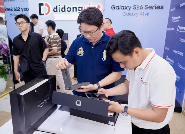 Video người dùng đập hộp những chiếc Samsung Galaxy S26 đầu tiên lúc nửa đêm Video người dùng đập hộp những chiếc Samsung Galaxy S26 đầu tiên lúc nửa đêm