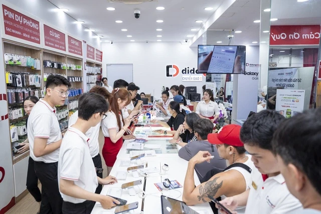 Video người dùng đập hộp những chiếc Samsung Galaxy S26 đầu tiên lúc nửa đêm Video người dùng đập hộp những chiếc Samsung Galaxy S26 đầu tiên lúc nửa đêm
