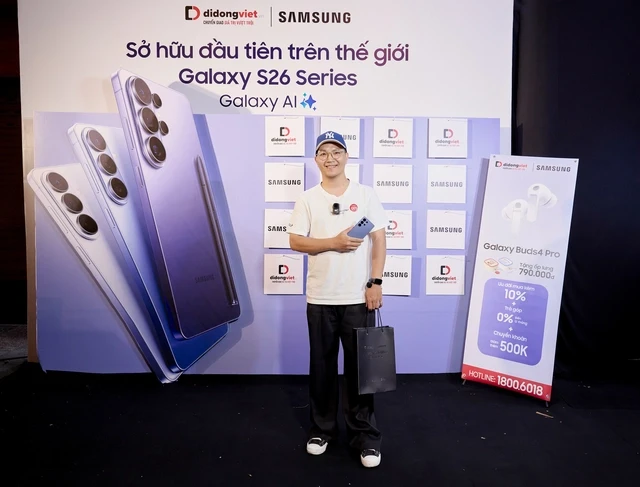 Video người dùng đập hộp những chiếc Samsung Galaxy S26 đầu tiên lúc nửa đêm Video người dùng đập hộp những chiếc Samsung Galaxy S26 đầu tiên lúc nửa đêm