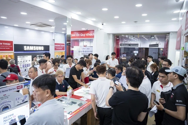 Video người dùng đập hộp những chiếc Samsung Galaxy S26 đầu tiên lúc nửa đêm Video người dùng đập hộp những chiếc Samsung Galaxy S26 đầu tiên lúc nửa đêm