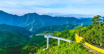 Việt Nam có công trình hình rồng dài 460 m được xác lập kỷ lục: Nối thẳng ra cầu kính, vắt ngang sườn núi ở độ cao gần 800 m, muốn lên phải đi cáp treo