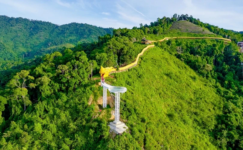Việt Nam có công trình hình rồng dài 460 m được xác lập kỷ lục: Nối thẳng ra cầu kính, vắt ngang sườn núi ở độ cao gần 800 m, muốn lên phải đi cáp treo Việt Nam có công trình hình rồng dài 460 m được xác lập kỷ lục: Nối thẳng ra cầu kính, vắt ngang sườn núi ở độ cao gần 800 m, muốn lên phải đi cáp treo