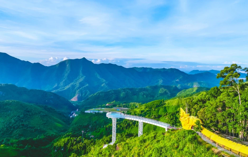 Việt Nam có công trình hình rồng dài 460 m được xác lập kỷ lục: Nối thẳng ra cầu kính, vắt ngang sườn núi ở độ cao gần 800 m, muốn lên phải đi cáp treo Việt Nam có công trình hình rồng dài 460 m được xác lập kỷ lục: Nối thẳng ra cầu kính, vắt ngang sườn núi ở độ cao gần 800 m, muốn lên phải đi cáp treo