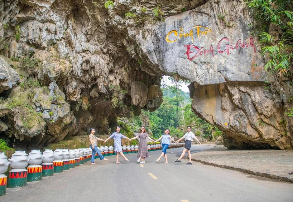Việt Nam có công trình hình rồng dài 460 m được xác lập kỷ lục: Nối thẳng ra cầu kính, vắt ngang sườn núi ở độ cao gần 800 m, muốn lên phải đi cáp treo Việt Nam có công trình hình rồng dài 460 m được xác lập kỷ lục: Nối thẳng ra cầu kính, vắt ngang sườn núi ở độ cao gần 800 m, muốn lên phải đi cáp treo