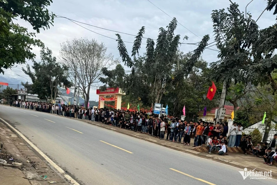Xúc động cảnh hàng nghìn học sinh nghiêng mình tiễn biệt thầy hiệu trưởng Xúc động cảnh hàng nghìn học sinh nghiêng mình tiễn biệt thầy hiệu trưởng