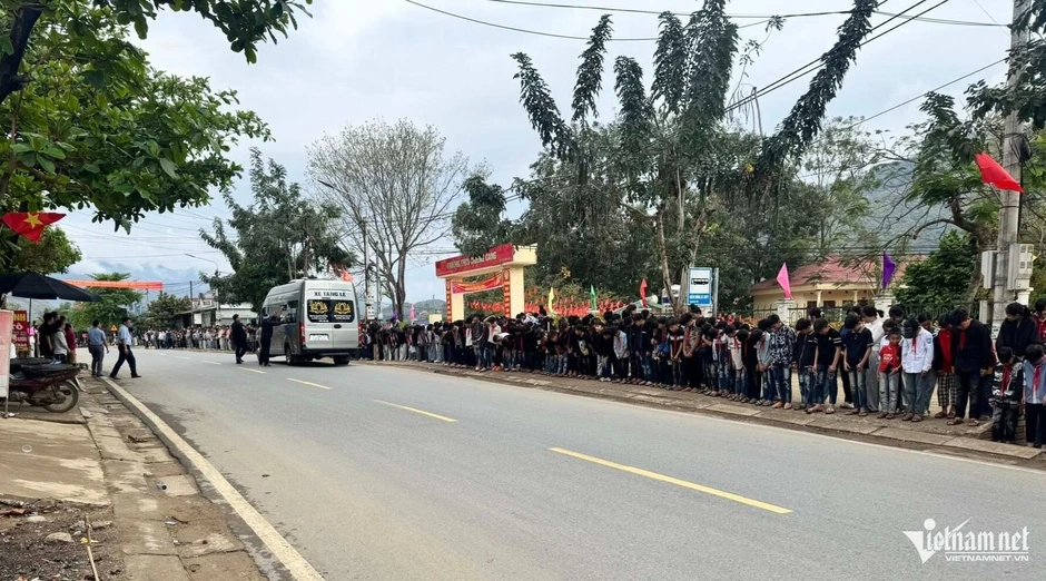 Xúc động cảnh hàng nghìn học sinh nghiêng mình tiễn biệt thầy hiệu trưởng Xúc động cảnh hàng nghìn học sinh nghiêng mình tiễn biệt thầy hiệu trưởng