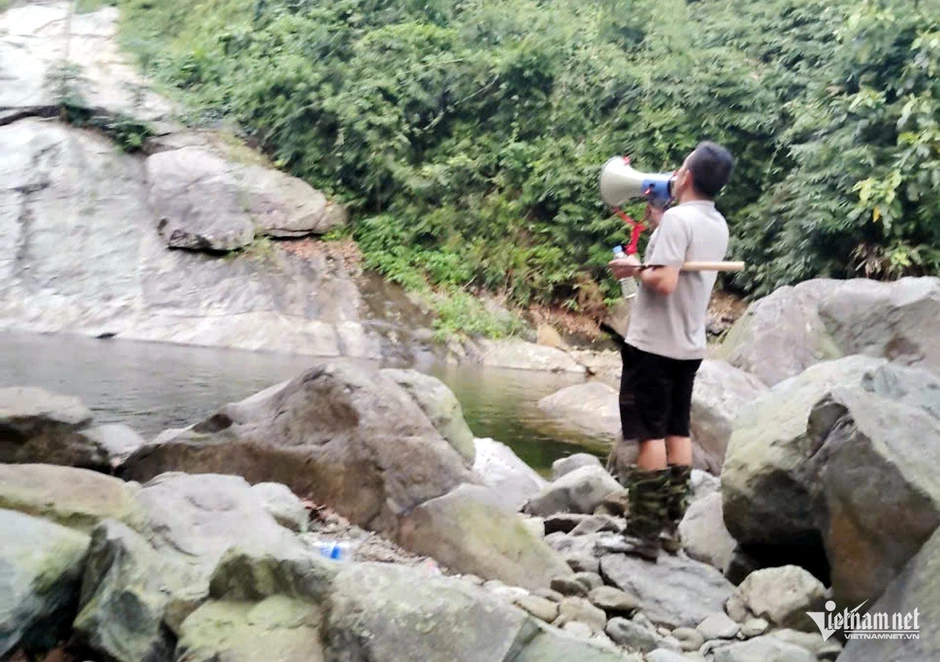 ‘Chìa khóa vàng’ từ bạn gái giúp tìm thấy nam sinh viên lạc giữa rừng Tam Đảo ‘Chìa khóa vàng’ từ bạn gái giúp tìm thấy nam sinh viên lạc giữa rừng Tam Đảo
