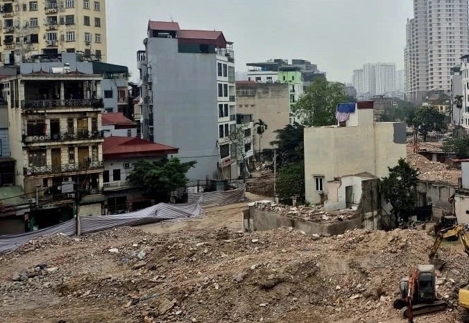 3 gia đình chung một sổ đỏ, đất cạnh dự án làm đường có được tách thửa? 3 gia đình chung một sổ đỏ, đất cạnh dự án làm đường có được tách thửa?