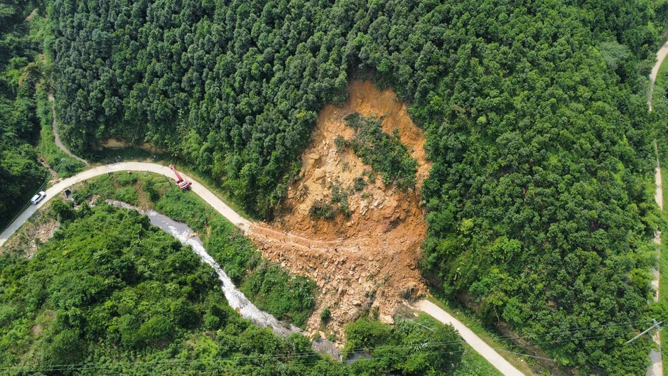 6.000m³ đất đá sạt xuống lấp kín đường, cô lập xóm hơn 100 người 6.000m³ đất đá sạt xuống lấp kín đường, cô lập xóm hơn 100 người