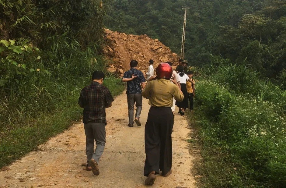 6.000m³ đất đá sạt xuống lấp kín đường, cô lập xóm hơn 100 người 6.000m³ đất đá sạt xuống lấp kín đường, cô lập xóm hơn 100 người